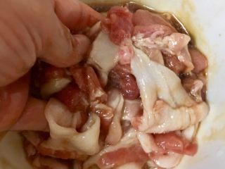 14、台式什錦炒麵,用手抓醃後靜置20分鐘備用