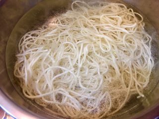 16、台式什錦炒麵,放入油麵稍微汆燙去除雜質