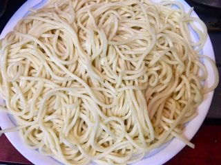 17、台式什錦炒麵,瀝乾油麵備用