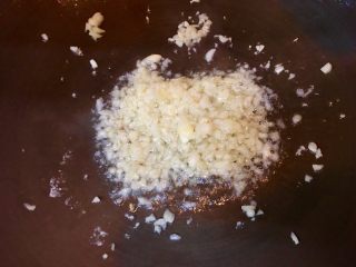 18、台式什錦炒麵,熱油鍋後放入蒜末爆香