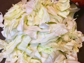 19、台式什錦炒麵,放入高麗菜翻炒