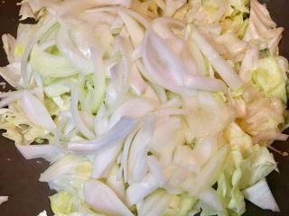 20、台式什錦炒麵,放入洋蔥拌炒