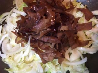 21、台式什錦炒麵,放入黑木耳絲拌炒