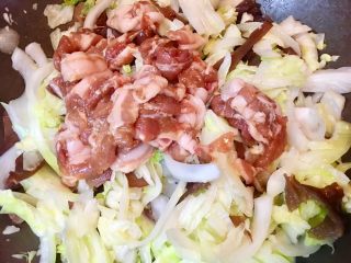 22、台式什錦炒麵,將步驟14醃好的豬肉薄片放入拌炒