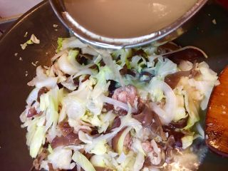 23、台式什錦炒麵,倒入高湯煨煮