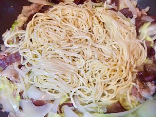 24、台式什錦炒麵,將步驟17的油麵放入