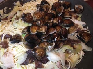 25、台式什錦炒麵,將蛤蜊放入