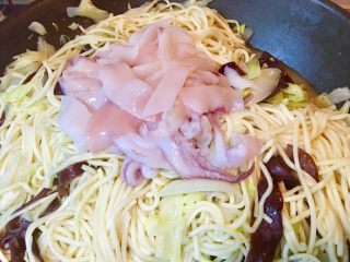 26、台式什錦炒麵,放入花枝片拌炒煨煮