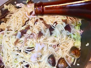 27、台式什錦炒麵,倒入米酒