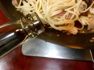 29、台式什錦炒麵,延熱鍋邊倒入烏醋嗆香