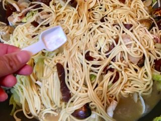 30、台式什錦炒麵,放入蔬菜粉（鮮味炒手）