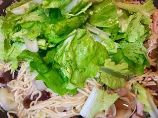 31、台式什錦炒麵,放入白菜段拌炒