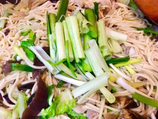 32、台式什錦炒麵,放入蒜苗段