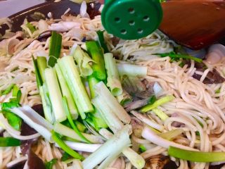 33、台式什錦炒麵,最後撒上胡椒粉