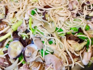 34、台式什錦炒麵,快速翻炒至湯汁收乾