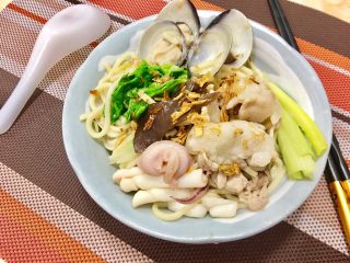 35、台式什錦炒麵,最後撒上蒜頭酥更添風味！