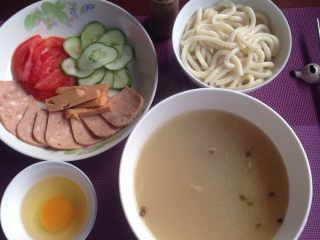 4、过桥乌冬面,把煮沸汤到碗里，所有材料放一起制作，开始！