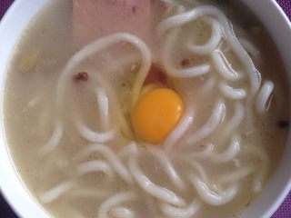 7、过桥乌冬面,在中间用筷子扒开一个洞，下生鸡蛋。