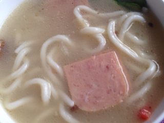 8、过桥乌冬面,把米线材料盖上面，等6分钟左右！