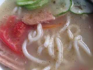 9、过桥乌冬面,撒上胡椒粉。加盐巴。