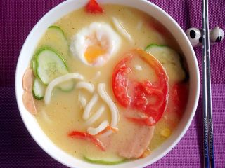 10、过桥乌冬面,轻轻混合调料，挑蛋上来，蛋一般不会熟透，挑上来蛋液会与汤混合，汤会变白一点。