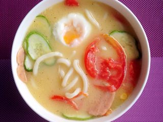 12、过桥乌冬面,提示：菜要能切多薄切多薄易熟，汤可以换，但是一定要换冷后要起汤冻的高汤。这样菜才会熟，这次我煮着汤加了筒子骨所有能起汤冻。煮好后汤不冒烟证明汤够烫。适合做过桥。鸡蛋如果娃儿吃就换成荷包蛋吧！