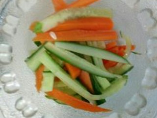 1、营养五色寿司,胡萝卜  ，青瓜，切条     开水躺一下  沥干