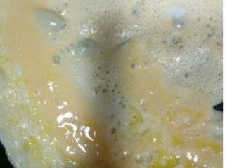 3、营养五色寿司,鸡蛋打碎   放平底锅煎熟