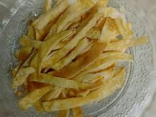 4、营养五色寿司,将鸡蛋切条