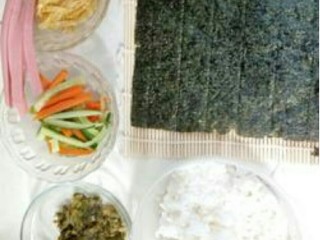 6、营养五色寿司,海苔铺竹席   食材