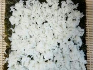 7、营养五色寿司,将米饭平铺在海苔上