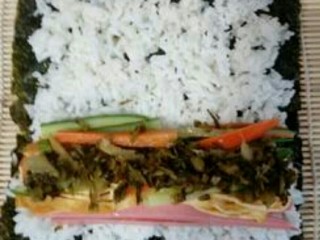 8、营养五色寿司,将食材逐一排放   尽量靠同一个方向