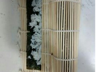 9、营养五色寿司,卷起寿司   卷的时候压一下  让米饭和海苔黏住   不要太用力  防止海苔破