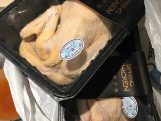 1、韩式参鸡汤,啧啧啧!这帝王鸡的童子鸡真的比较大只