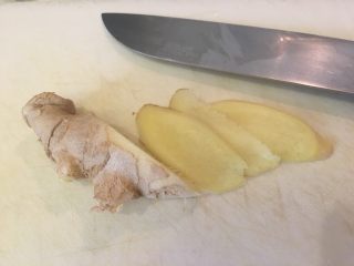 5、韩式参鸡汤,姜去皮切片
