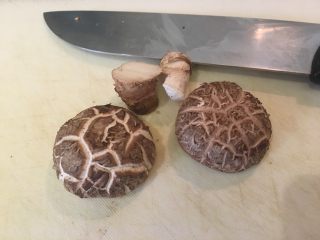 7、韩式参鸡汤,香菇去蒂洗净备用