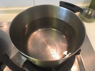 9、韩式参鸡汤,烧一锅水准备烫洗鸡只