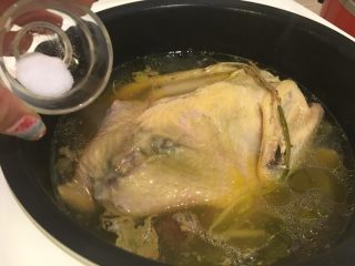 24、韩式参鸡汤,时间到!加盐调味即可!