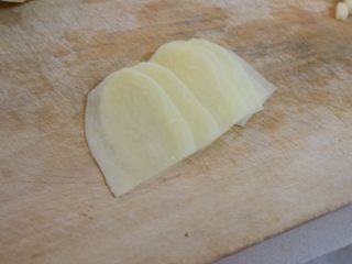 5、新手必看  番茄土豆汤,码放整齐，再改刀，就可以切成丝儿
