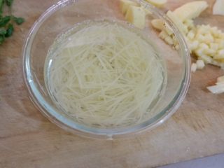 11、新手必看  番茄土豆汤,另一部分切了丝儿的，在清水里洗几次