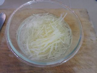 12、新手必看  番茄土豆汤,洗去淀粉以后，泡水。这样处理过的土豆丝口感更爽脆。