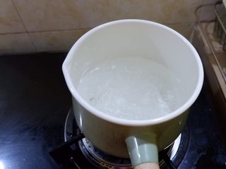 13、新手必看  番茄土豆汤,我今天简单处理，锅里烧水，放少许盐，水开以后放入土豆丝。水再开即可出锅。这个用水煮的过程我们叫它焯水。不同的菜不同的处理方式，改天再说吧，这里写不了了。焯好的土豆丝放入冰水中可以让土豆丝口感更爽脆。所以我今天是准备凉拌