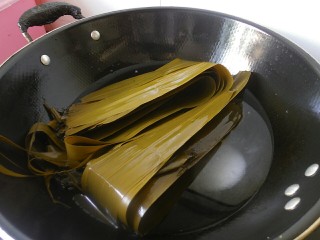 1、传统红枣粽,将买回来的干粽叶放水里浸泡，泡好之后的粽叶在放入锅中，锅里在加入适量的盐，煮沸消毒。（如果你买的是湿粽叶，那么就不要用水浸泡，直接放在锅子煮沸消毒就可以了）