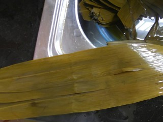 5、传统红枣粽,接下来就可以开始包粽子了，我们先将三片粽叶并排叠放在一起，如图