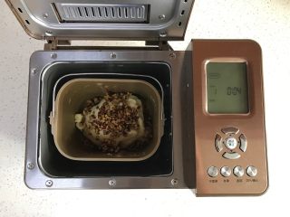 4、面包机版红枣果仁面包,还剩4分钟时，加入红枣，继续和面。
