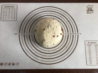 7、面包机版红枣果仁面包,取出面团，排气后整圆，盖上保鲜膜松弛10分钟。