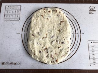 8、面包机版红枣果仁面包,将面团擀成长方形，拍除边上的气泡。