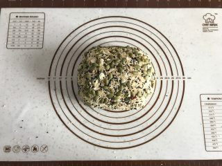 12、面包机版红枣果仁面包,给面团表面刷上一层清水，再裹上果仁。