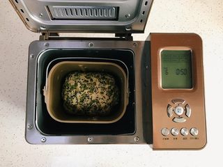 13、面包机版红枣果仁面包,将面团放入面包机桶内，选择发酵，时间为50分钟。