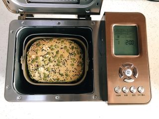 15、面包机版红枣果仁面包,烘烤结束，马上取出面桶，倒出面包晾凉。